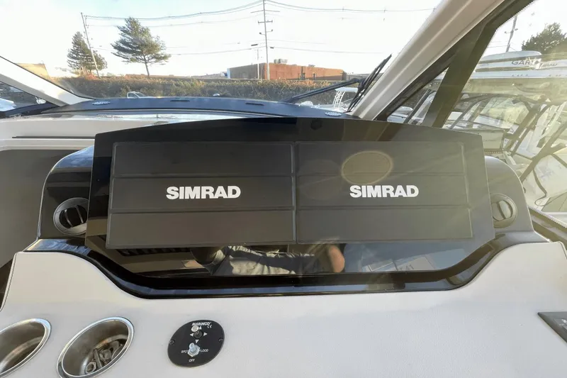 Slide: The Image of Sea Ray 370 Sundancer Outboard 2021 - 6