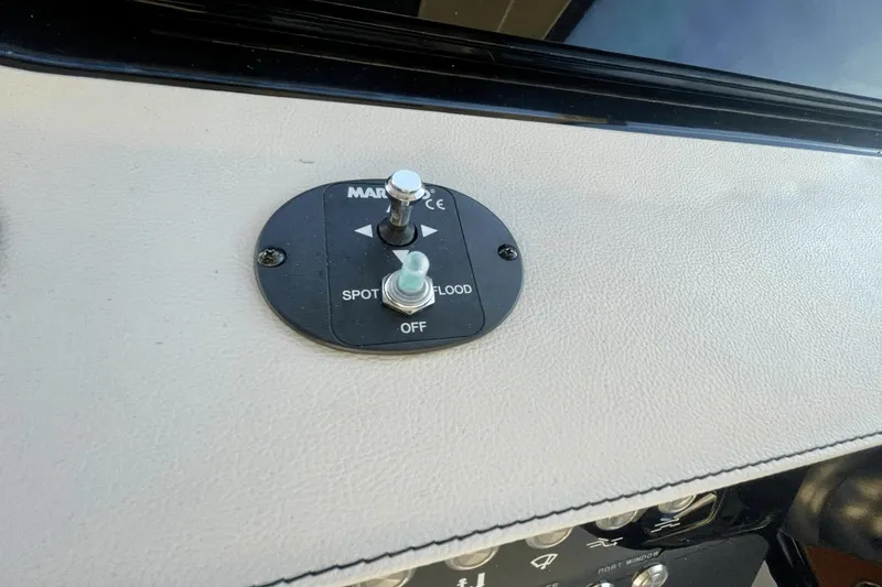 Slide: The Image of Sea Ray 370 Sundancer Outboard 2021 - 7