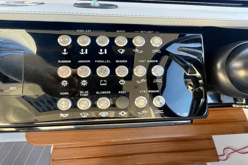 Slide: The Image of Sea Ray 370 Sundancer Outboard 2021 - 8