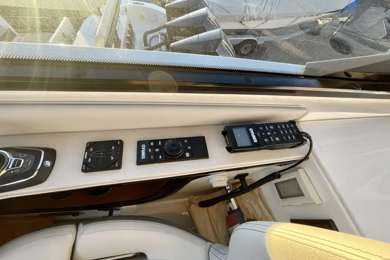 Slide: The Image of Sea Ray 370 Sundancer Outboard 2021 - 9