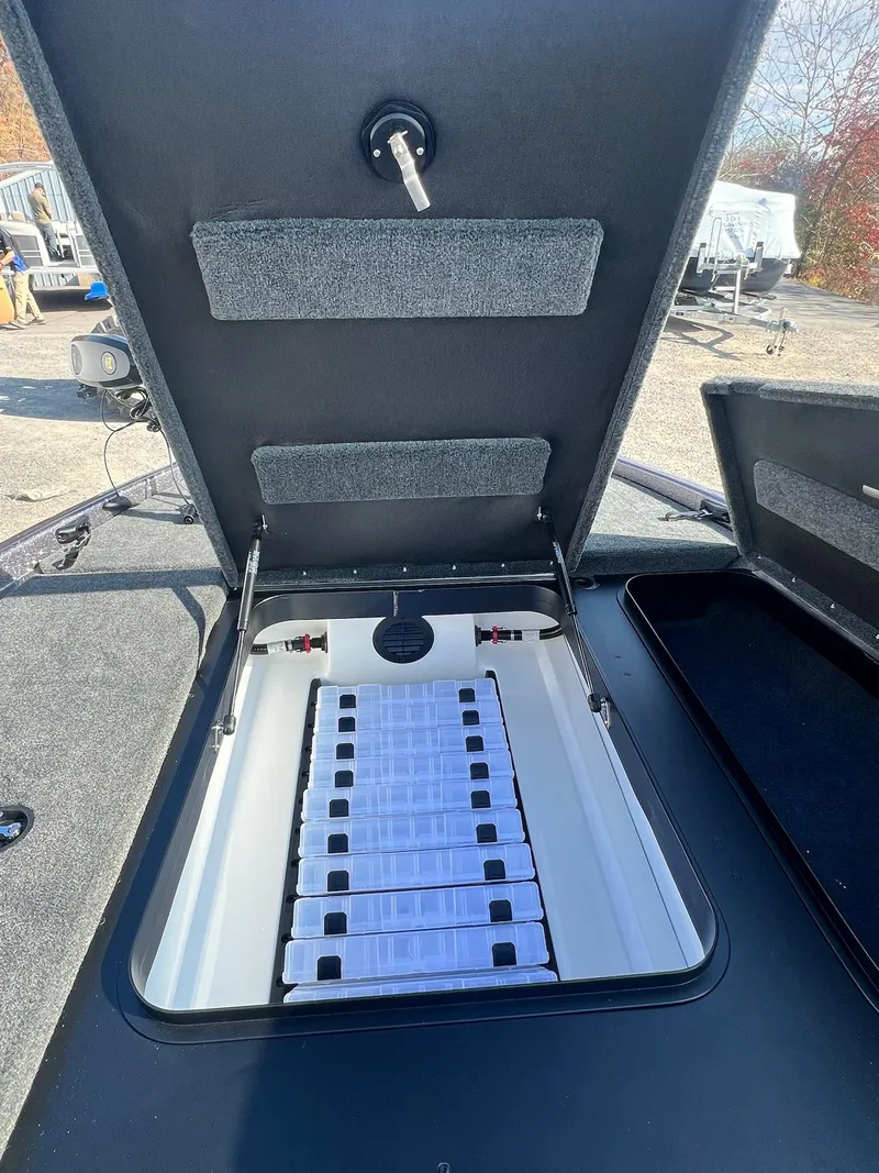 Slide: The Image of Skeeter ZX200 2025 - 6