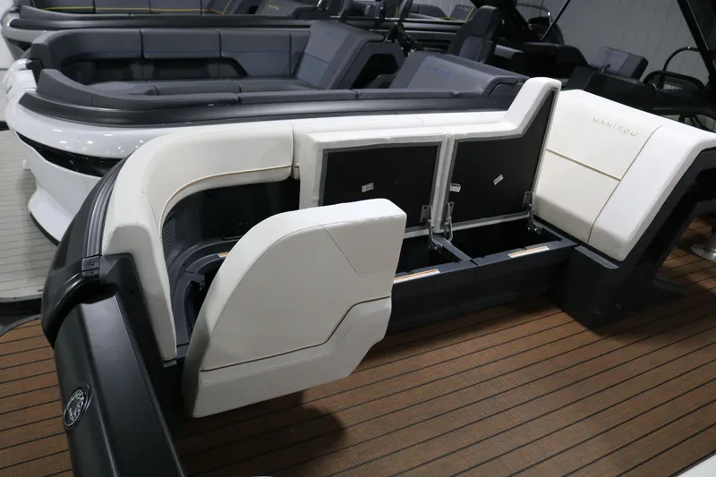 Slide: The Image of Manitou Explore 24 Max Navigator 2025 - 8