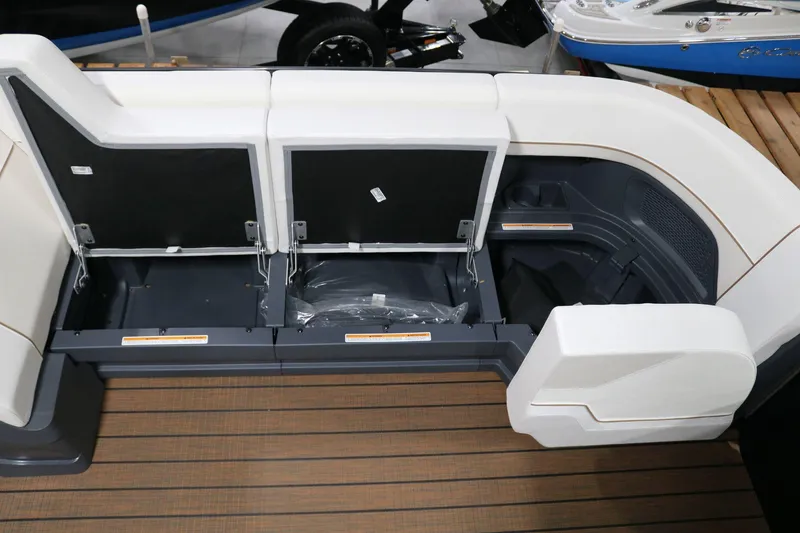 Slide: The Image of Manitou Explore 24 Max Navigator 2025 - 9