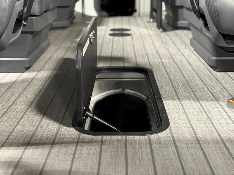 Slide: The Image of Manitou Explore 24 Navigator 2025 - 12