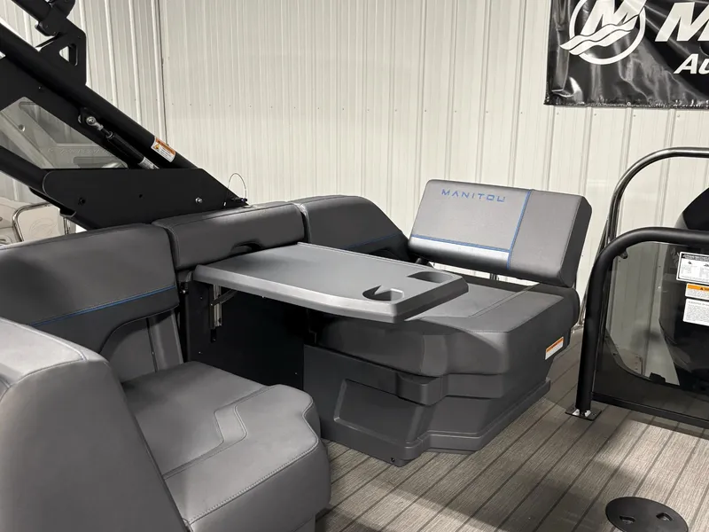 Slide: The Image of Manitou Explore 24 Navigator 2025 - 14