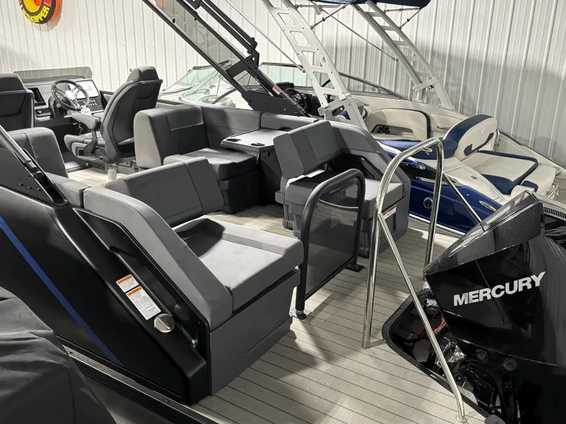 Slide: The Image of Manitou Explore 24 Navigator 2025 - 16