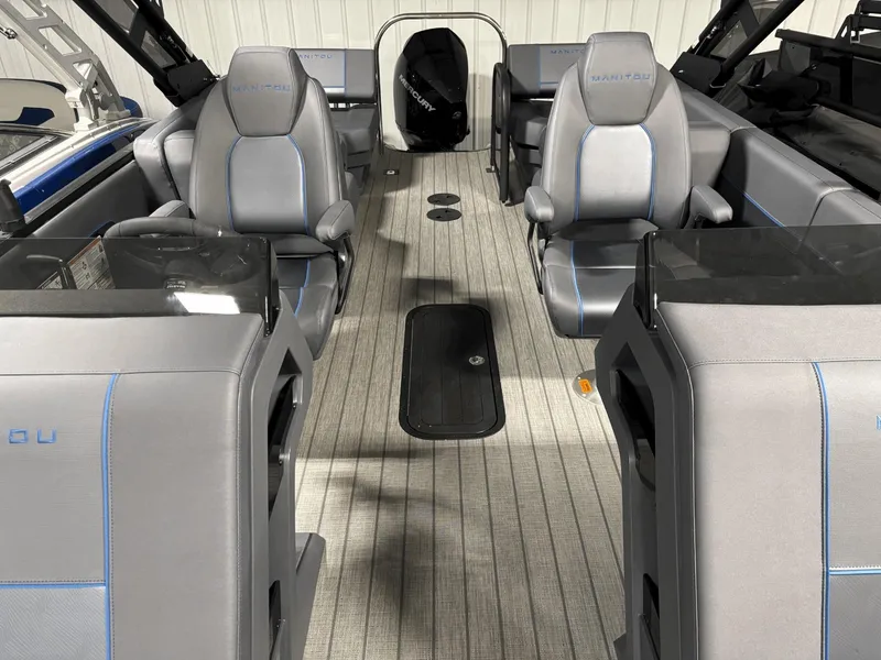 Slide: The Image of Manitou Explore 24 Navigator 2025 - 6