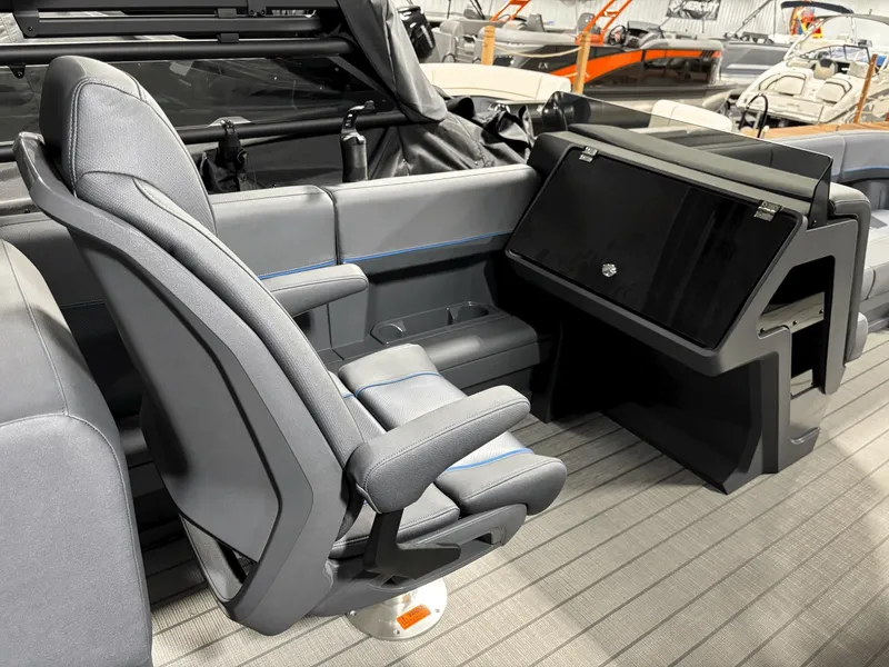 Slide: The Image of Manitou Explore 24 Navigator 2025 - 7