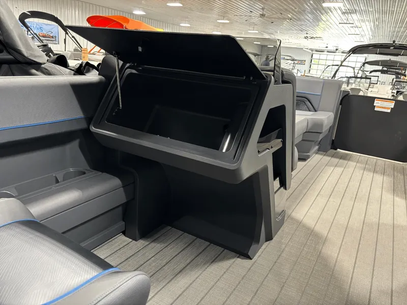 Slide: The Image of Manitou Explore 24 Navigator 2025 - 8