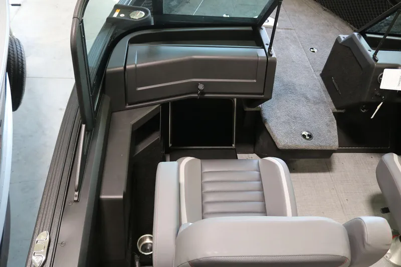 Slide: The Image of Alumacraft Competitor 185X Sport 2025 - 13