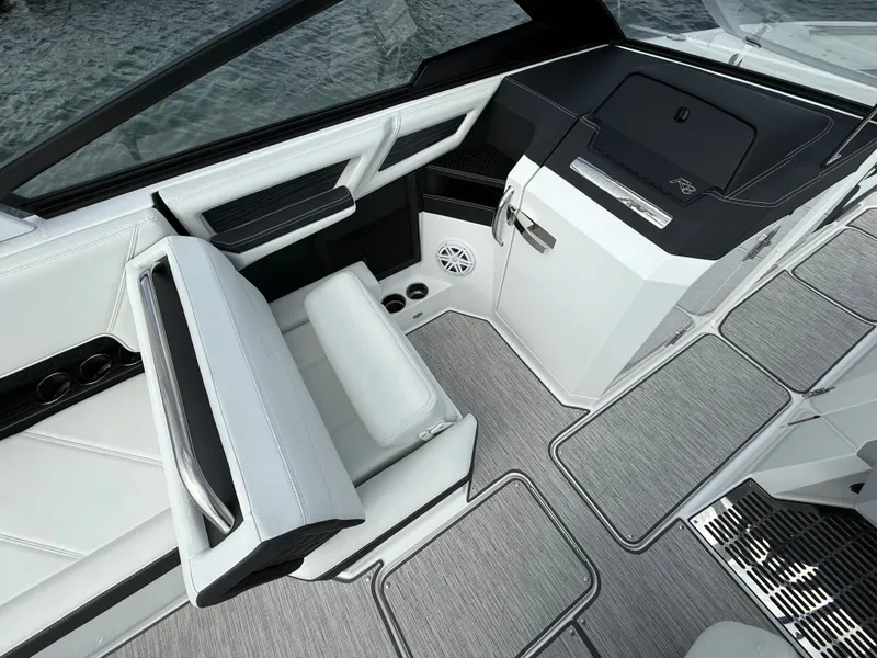 Slide: The Image of Cobalt R8 Surf 2025 - 558