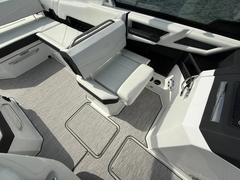 Slide: The Image of Cobalt R8 Surf 2025 - 559