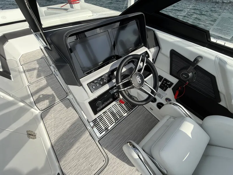 Slide: The Image of Cobalt R8 Surf 2025 - 562