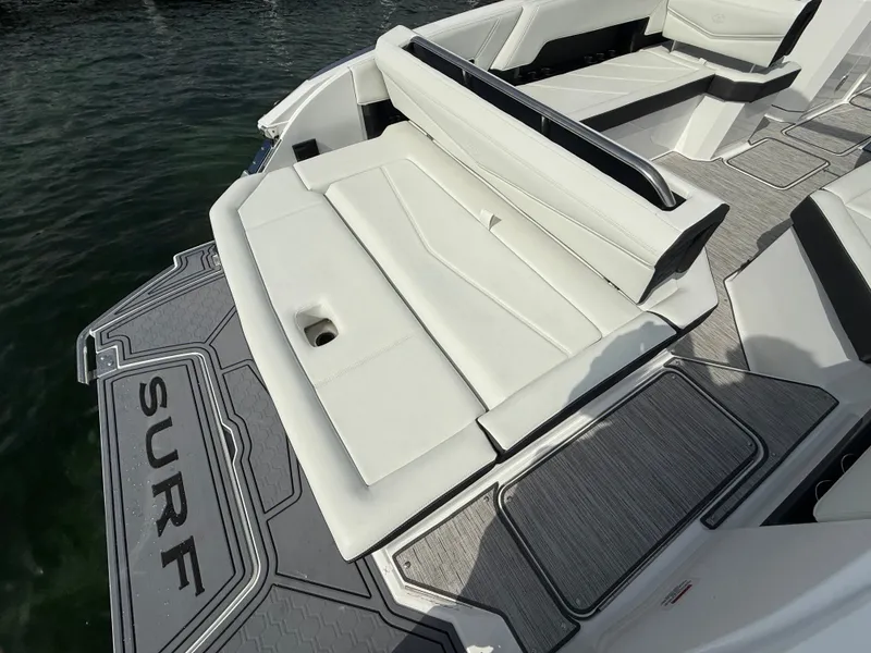 Slide: The Image of Cobalt R8 Surf 2025 - 516