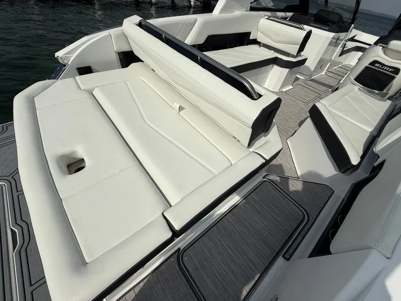 Slide: The Image of Cobalt R8 Surf 2025 - 517