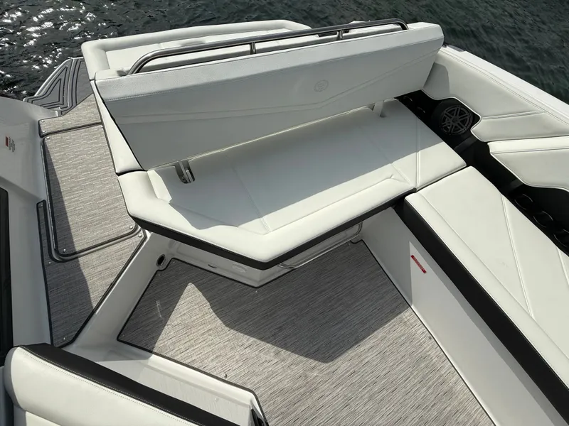 Slide: The Image of Cobalt R8 Surf 2025 - 518