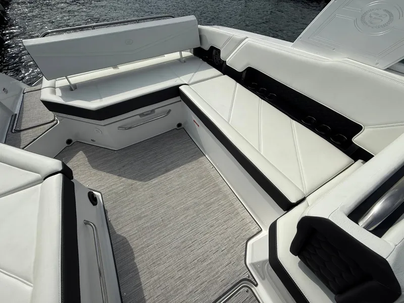 Slide: The Image of Cobalt R8 Surf 2025 - 520