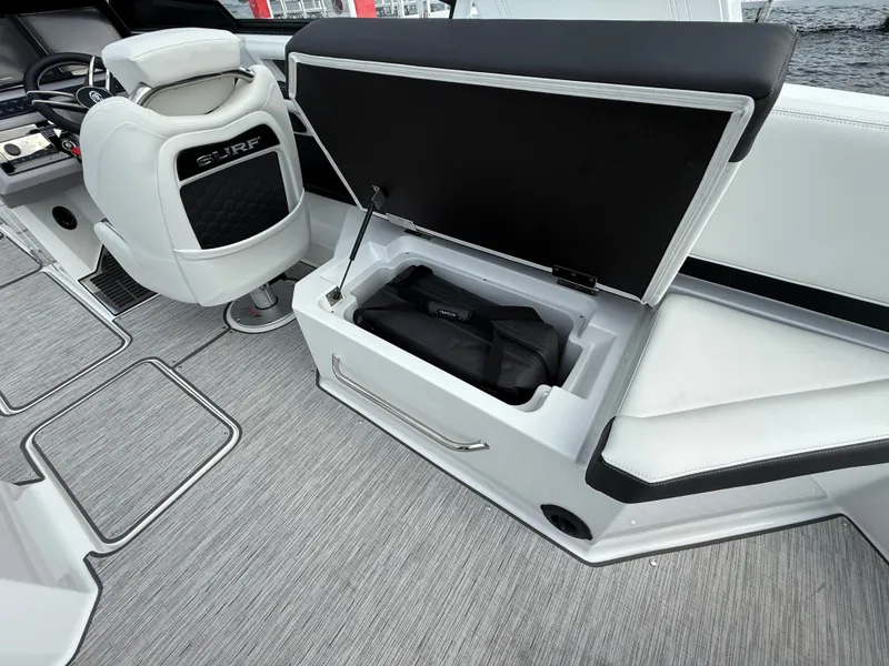 Slide: The Image of Cobalt R8 Surf 2025 - 525