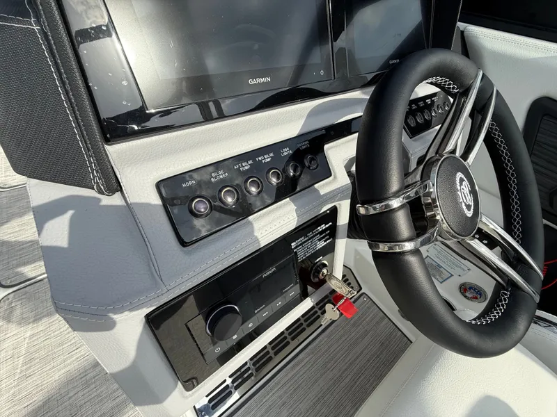 Slide: The Image of Cobalt R8 Surf 2025 - 528