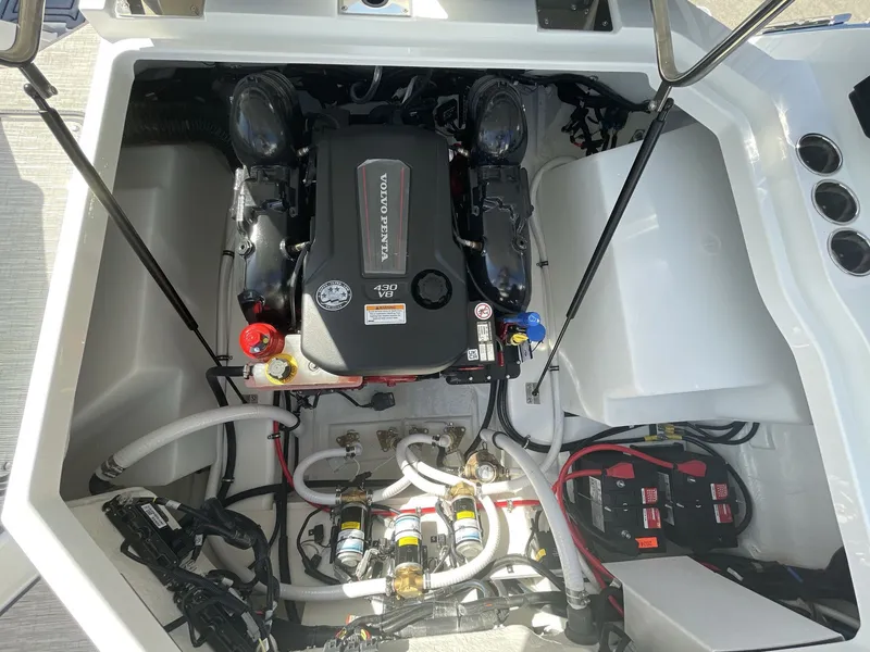 Slide: The Image of Cobalt R8 Surf 2025 - 535