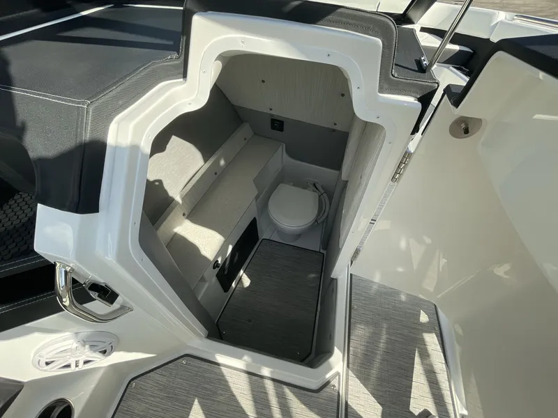 Slide: The Image of Cobalt R8 Surf 2025 - 560