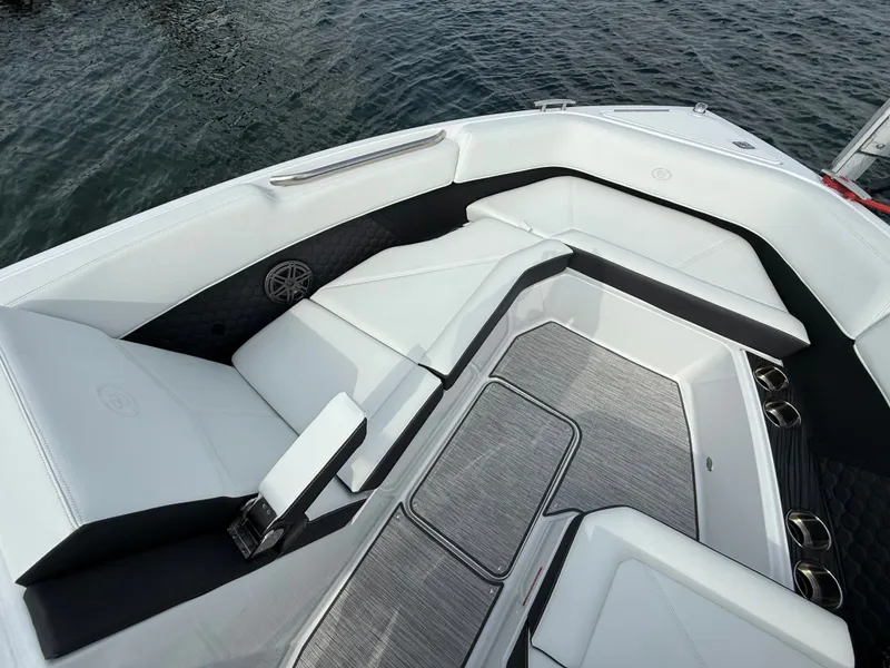 Slide: The Image of Cobalt R8 Surf 2025 - 568