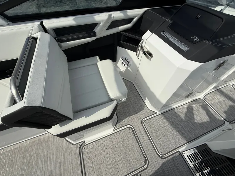 Slide: The Image of Cobalt R8 Surf 2025 - 525