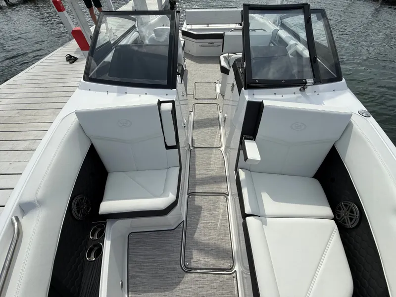 Slide: The Image of Cobalt R8 Surf 2025 - 533