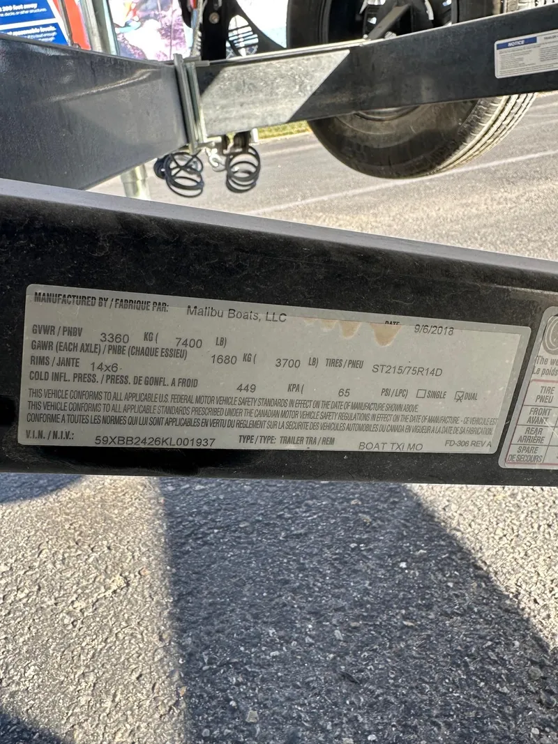Slide: The Image of Label on Malibu TXi Mo 2019 trailer, showing specifications and manufacturing details. - 20