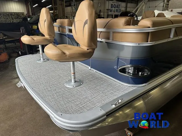 Slide: The Image of 2025 Tahoe Sport 23' Fish & Cruise boat with Honda 4-Stroke EFI, featuring tan seats. - 38