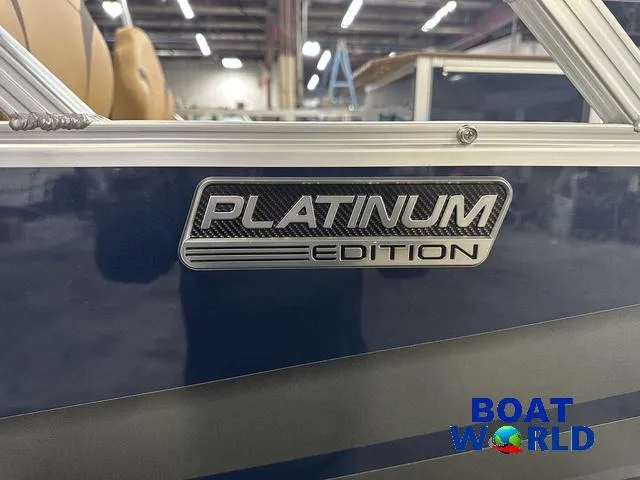 Slide: The Image of 2025 Tahoe Sport 23' Fish & Cruise Platinum Edition boat detail in showroom. - 44
