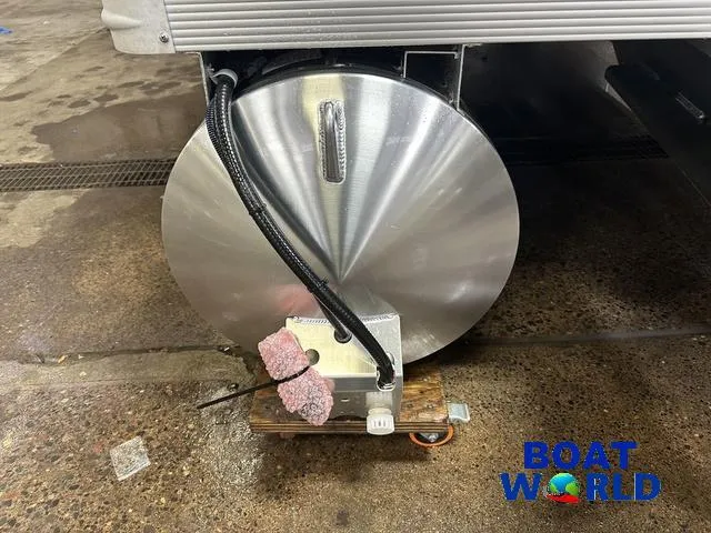 Slide: The Image of 2025 Tahoe Sport 23' Fish & Cruise pontoon detail with Honda 4-Stroke EFI engine. - 45