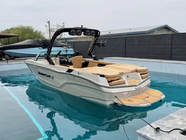 Slide: The Image of MasterCraft XT25 2025 - 8