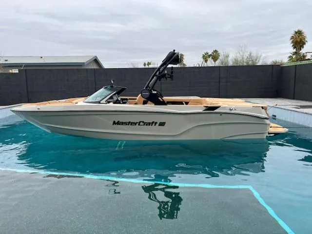 Slide: The Image of MasterCraft XT25 2025 - 9