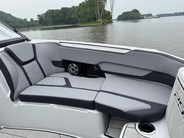 Slide: The Image of Yamaha 255XD 2025 - 30