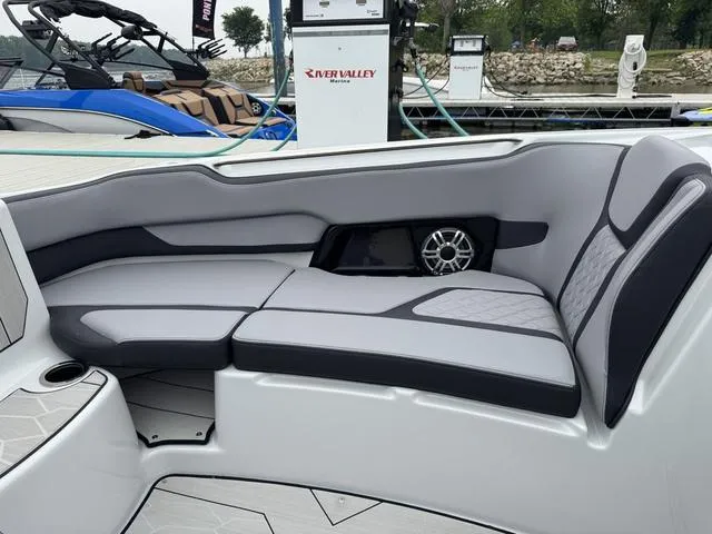 Slide: The Image of Yamaha 255XD 2025 - 32