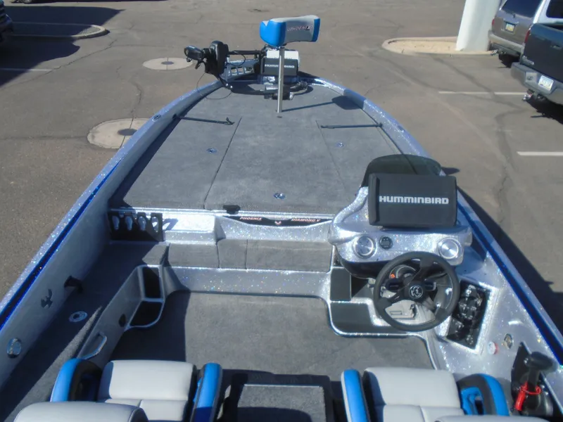 Slide: The Image of 2005 Phoenix 921 ELITE boat interior with steering wheel and Humminbird electronics. - 9