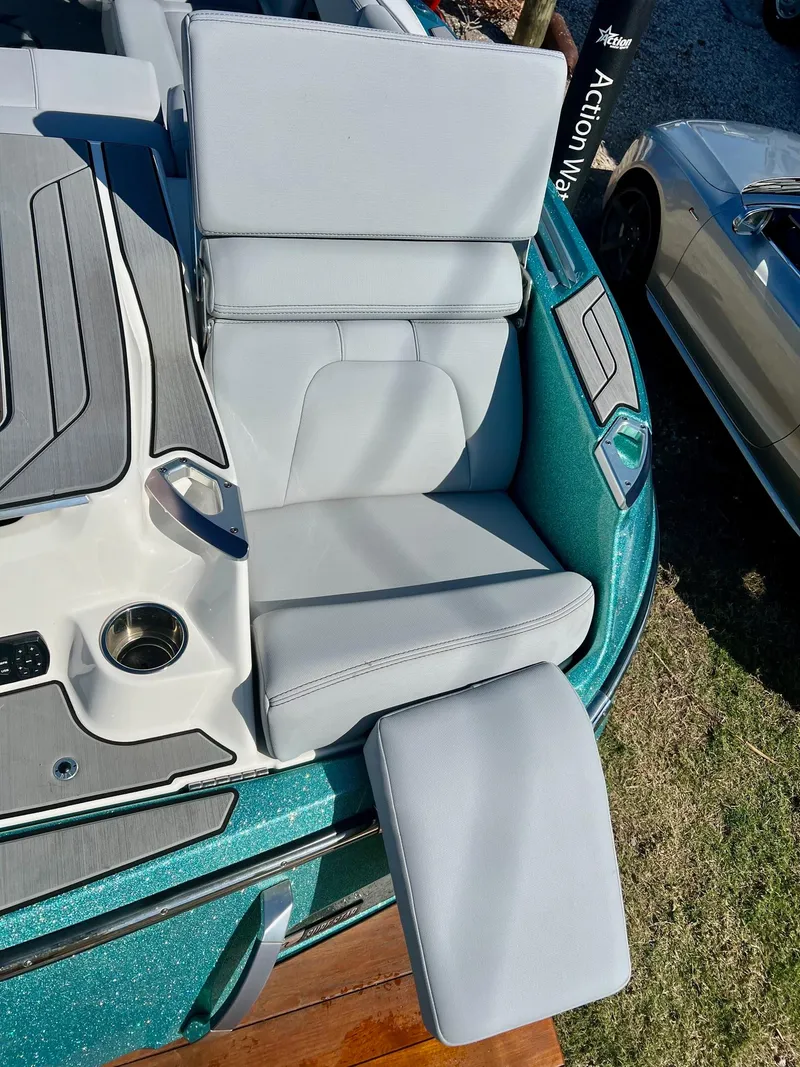 Slide: The Image of MasterCraft X24 2022 - 10