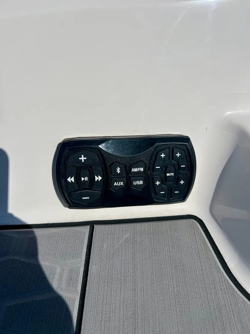 Slide: The Image of MasterCraft X24 2022 - 13