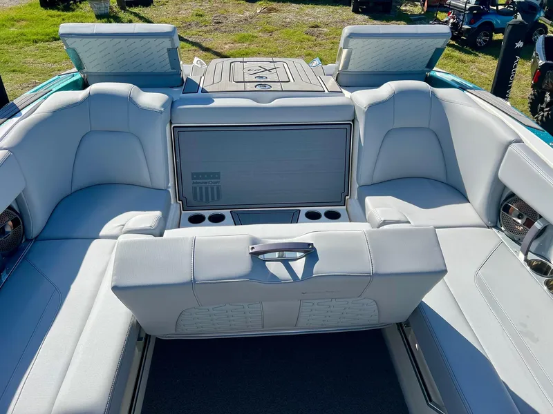 Slide: The Image of MasterCraft X24 2022 - 18