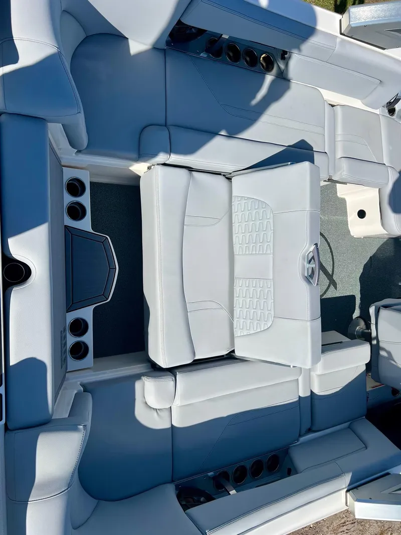 Slide: The Image of MasterCraft X24 2022 - 21