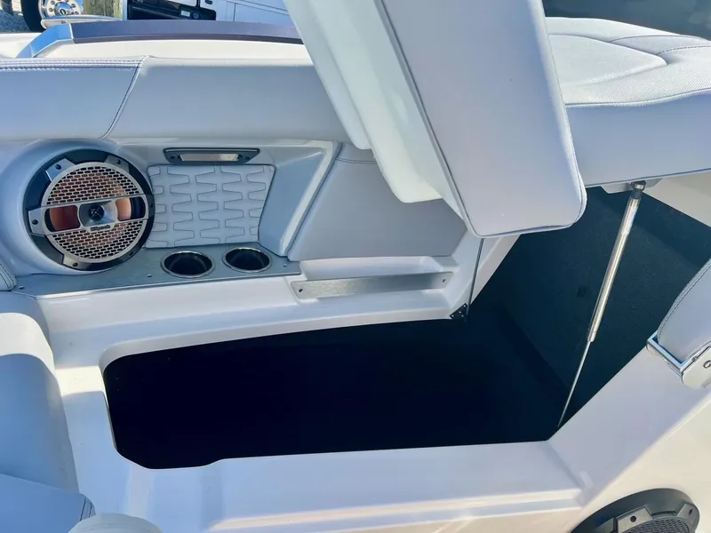 Slide: The Image of MasterCraft X24 2022 - 35