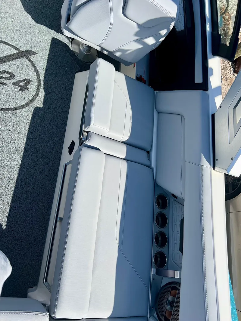 Slide: The Image of MasterCraft X24 2022 - 44