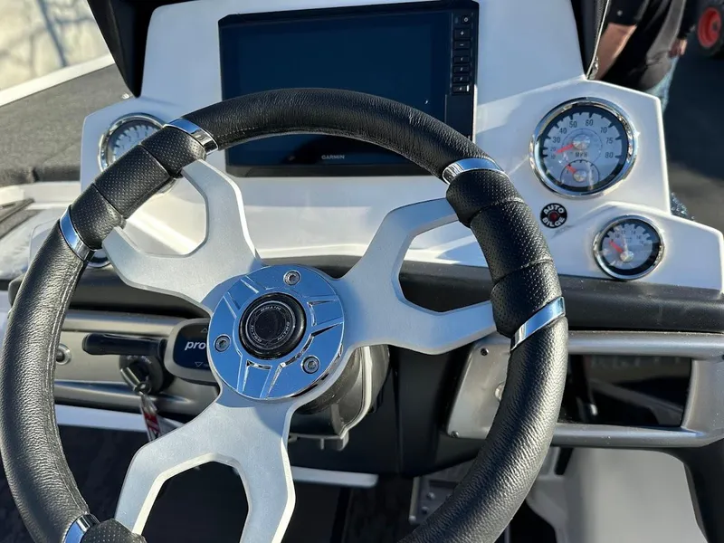 Slide: The Image of Steering wheel and dashboard of 2025 Nitro Z20 XL Pro boat. - 18