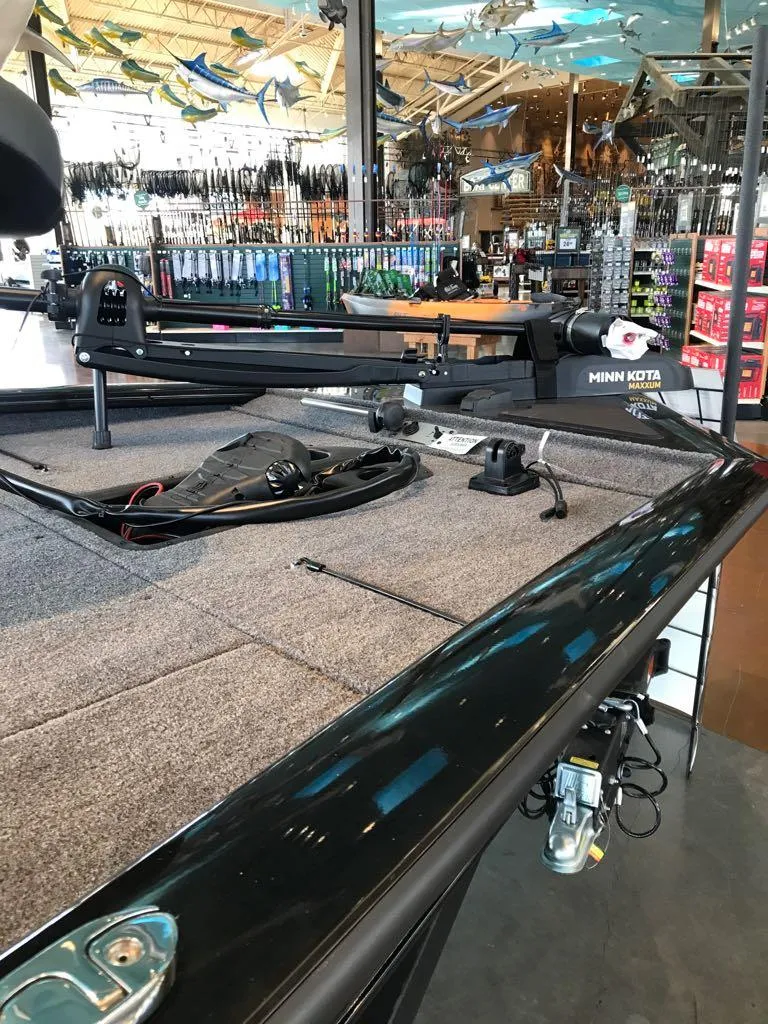 Slide: The Image of 2025 Tracker Pro Team 195 Tournament Edition boat with Minn Kota trolling motor. - 4