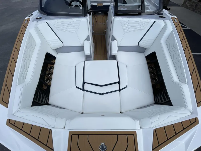 Slide: The Image of Nautique G23 2025 - 20