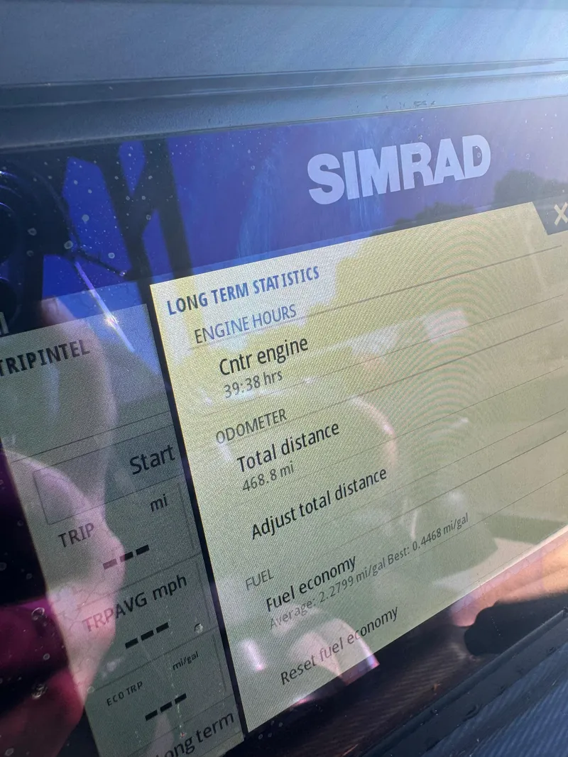 Slide: The Image of Simrad display showing engine hours and odometer for 2019 Veranda VP25RCT. - 13