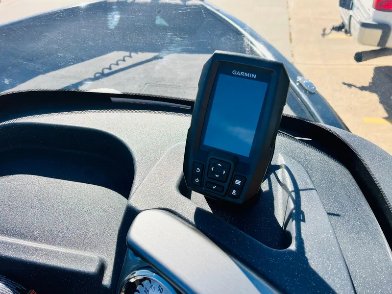 Slide: The Image of Garmin device on 2025 Tracker Pro Guide V-16 SC dashboard in sunlight. - 20