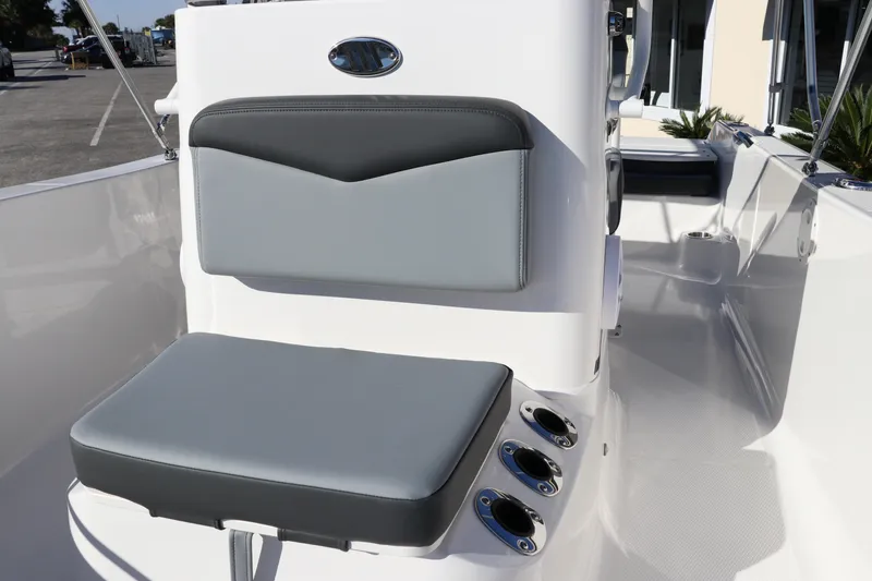 Robalo R160 Center Console 2025 for Sale | MarineSource