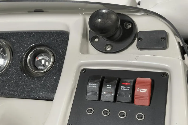 Slide: The Image of Crest 220 CLASSIC LX TRI-TOON 2021 - 37